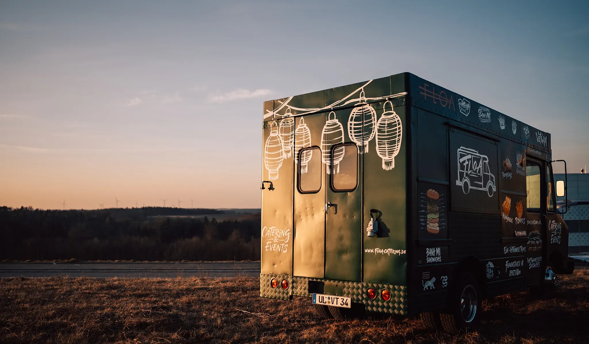 Ansicht des FLOA Foodtrucks von rechts hinten