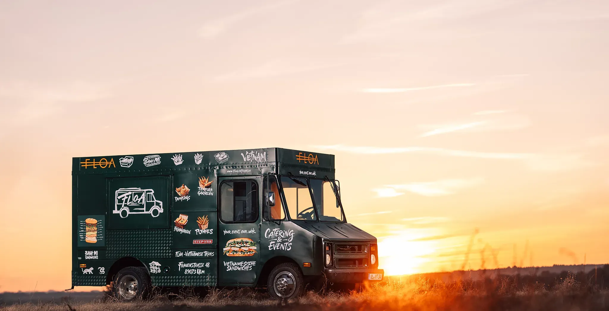 Der FLOA Foodtruck im Sonnenuntergang